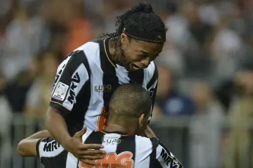 VIDÉO - Le très beau doublé de Ronaldinho