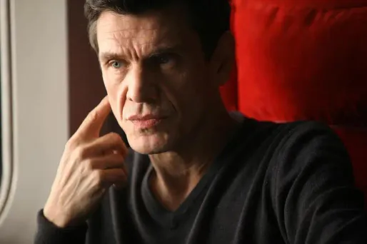 Marc Lavoine dans la série "Crossing Lines".