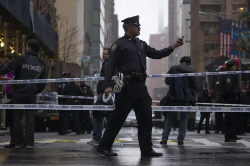 La police de New York a offert mardi 12.000 dollars pour tout témoignage permettant de faire avancer l'enquête sur la mort d'un enfant de 16 mois tué par balle dans sa poussette à Brooklyn.