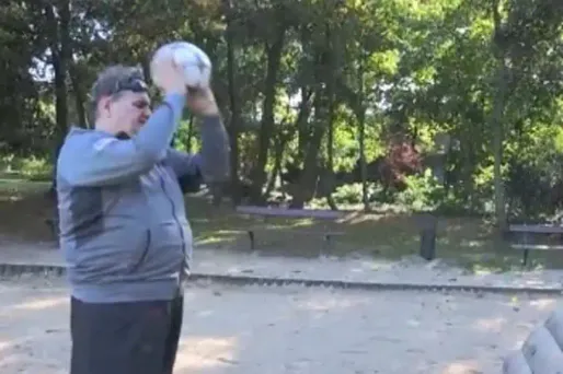 Pierre Ménès a annoncé samedi qu'il s’apprêtait à relever le défi que lui a lancé Patrice Evra dimanche dernier