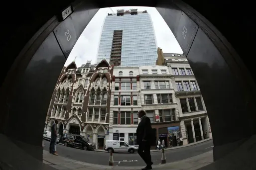 Sa forme évasée massive faisait polémique, mais voilà que le "Talkie-Walkie", un nouveau gratte-ciel londonien, est aussi accusé de créer un effet de loupe dangereux au point d'avoir endommagé une Jaguar stationnée en contrebas dans la City.