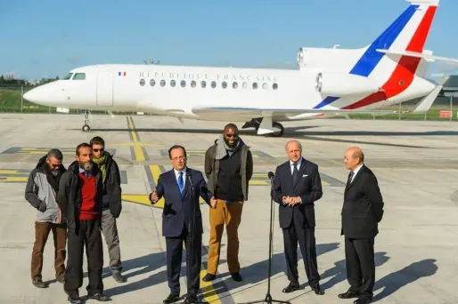 Les ex-otages d'Arlit de retour en France aux côtés de François Hollande qui a démenti tout versement d'une rançon.