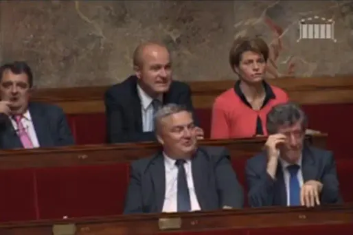 Député "caqueteur" : une polémique et une sanction