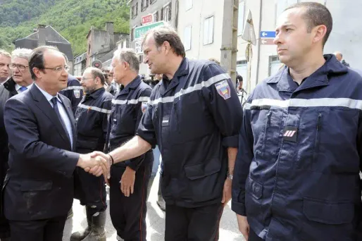 Francois Hollande s'était rendu à la rencontre des pompiers, en Haute Garonne, après des inondations et intemperies, en juin 2013.
