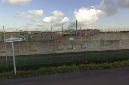 Le gardien de prison livrait des portables