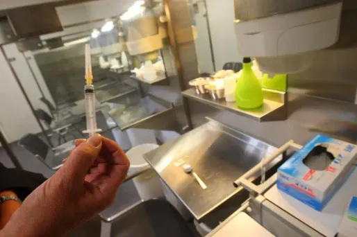 Il faudra attendre pour voir la première salle de shoot parisienne ouvrir ses portes.