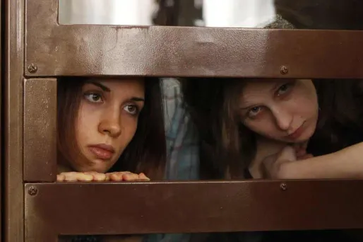 Maria Aliokhina, l'une des deux militantes emprisonnées du groupe russe Pussy Riot, a retiré vendredi une demande de remise de peine en signe de soutien à sa camarade hospitalisée pour une grève de la faim.