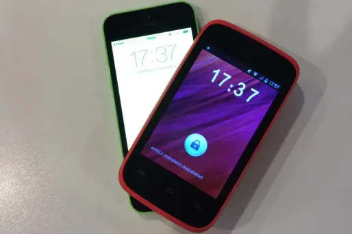 Plus petit et plus léger que l'iPhone 5c, le Wiko Ozzy est loin de tenir la comparaison avec le dernier Apple. Mais son prix devrait en séduire plus d'un.