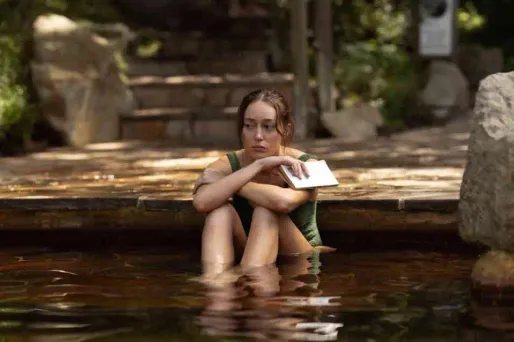 Alycia Debnam-Carey joue le rôle de Milla dans la série "Apple Cider Vinegar"