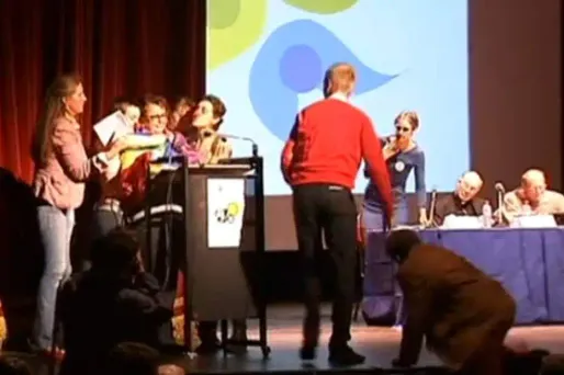 Christine Boutin enlacée par des Femen