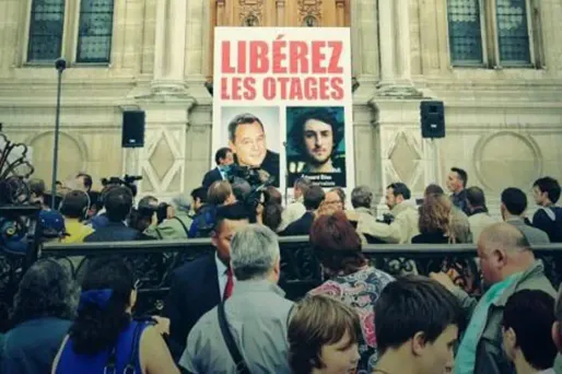 Les portraits de Didier François et Édouard Elias affichés vendredi devant l'Hôtel de Ville de Paris.