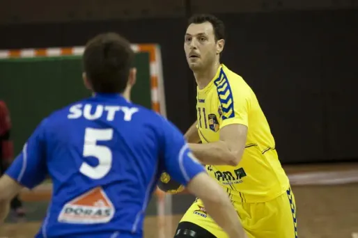 Fernandez, la main prise