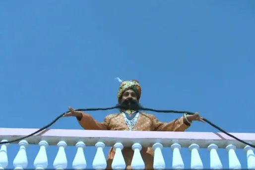 Il a la plus longue moustache du monde: 4,26 m.