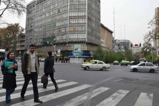 Des Iraniens au carrefour de Vali asr, "les Champs Elysees" de Téhéran.