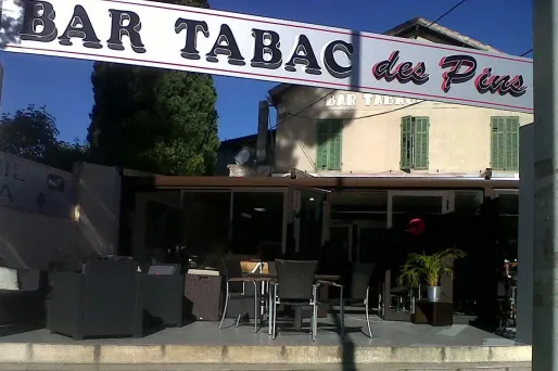 Un jeune homme âgé de 17 ans a été blessé à  la cuisse à la suite d'un vol à mains armées qu'il venait de commettre lundi matin, avec deux autres complices dans un bar du 12e arrondissement de Marseille.