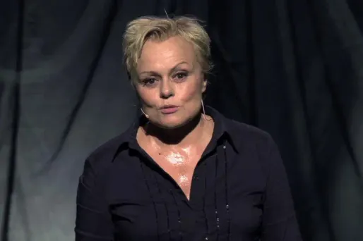 Muriel Robin dans son célèbre sketch, Le magasin de chaussures.