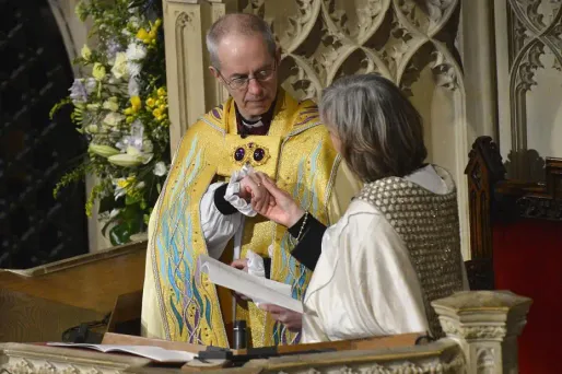 Le synode de l'Église anglicane d'Angleterre a approuvé mercredi à Londres à une écrasante majorité le principe de l'ordination de femmes évêques.