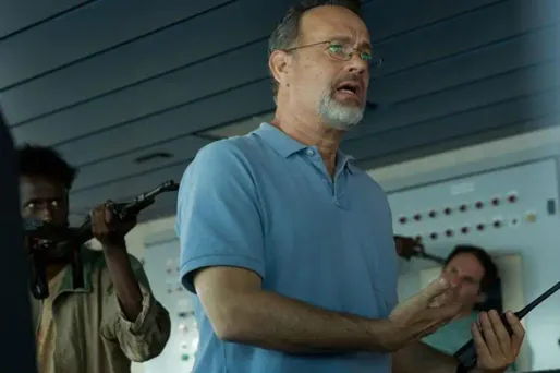 L'acteur Tom Hanks dans le rôle du Capitaine Phillips à l'écran.