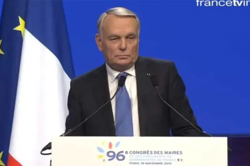 Face aux maires, Ayrault joue l'apaisement