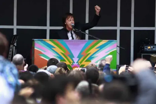 Paul McCartney a donné un petit concert surprise à Londres, une semaine après l'avoir fait à New York.