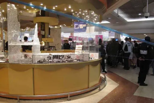 Un gendarme de la Garde républicaine est intervenu mardi pour stopper l’un des trois individus en flagrant délit dans un centre commercial de Colombes.