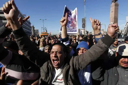 Les résidents s'en étaient aussitôt pris aux Frères musulmans, que le gouvernement intérimaire accuse régulièrement d'aider et de financer les auteurs d'attaques contre les forces de l'ordre. Derrière cet homme en colère, le portrait du général Sissi.