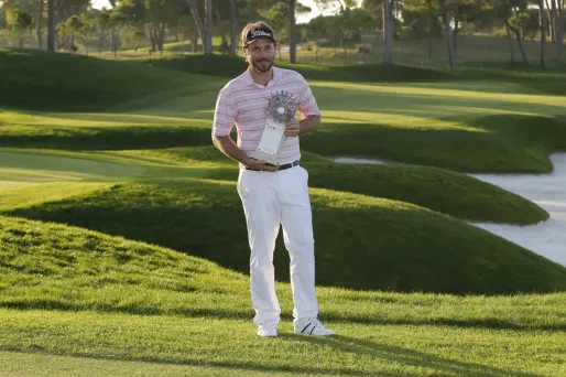 Golf : Dubuisson sort du bois