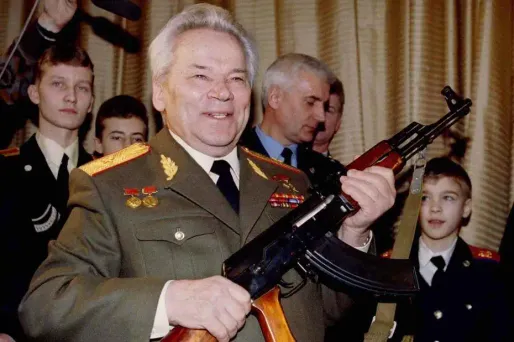 Mikhaïl Kalachnikov fêtait ici ses 80 ans en compagnie de son arme.