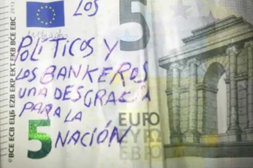 "Les politiques et les banquiers sont une honte pour la nation", peut-on lire sur cette coupure.