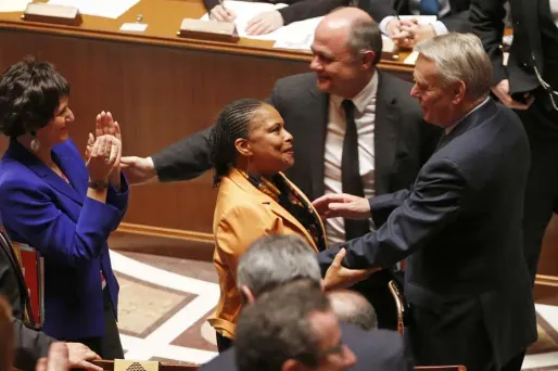 Minute soude la classe politique contre lui