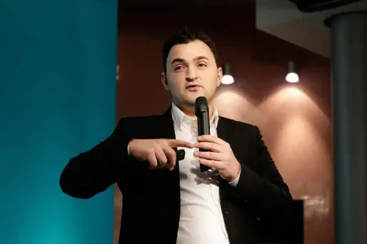 Paris : le seul conseiller MoDem soutient Hidalgo