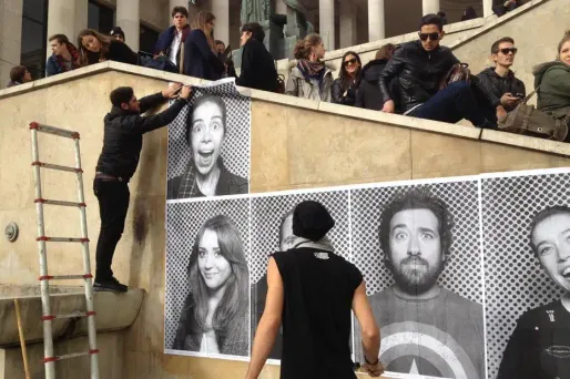 Les visiteurs prennent part à une oeuvre monumentale sur le parvis du Palais de Tokyo.