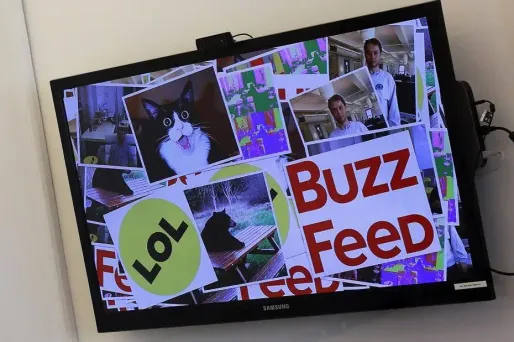 Un écran au siège de BuzzFeed, à New York. Le site a lancé une version francophone le 4 novembre 2013.