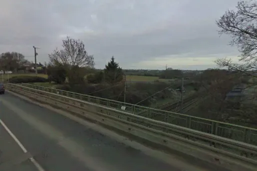 La voiture a chuté d'un pont juste avant le passage du train, la conductrice est morte sur le coup.