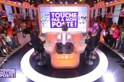 "Touche pas à mon poste !", présenté par Cyril Hanouna, est l'émission phare de D8.