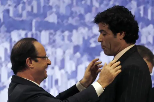 Hollande décore Rai de la Légion d'honneur