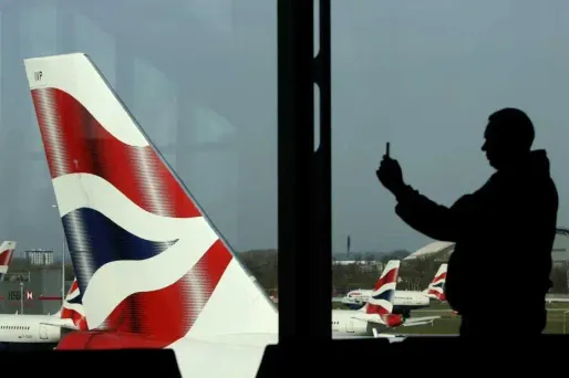 L'autorisation du commandant de bord sera toutefois nécessaire pour pouvoir laisser allumés les téléphones portables, les tablettes et liseuses configurés en "mode avion" non connecté aux réseaux.
