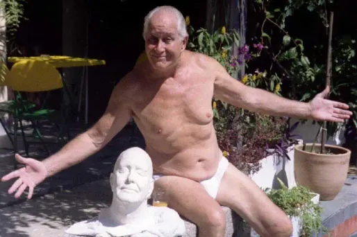 Ronnie Biggs au bord de son piscine en 1995, à côté de sa sculpture réalisée par Nick Reynolds, le fils de Bruce Reynolds, cerveau de l'attaque du train postal.