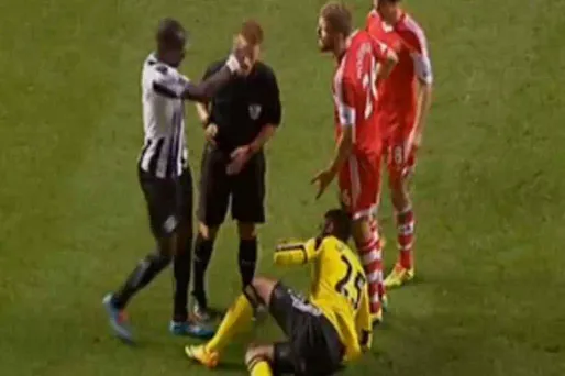 VIDÉO - Quand Moussa Sissoko tape l'arbitre