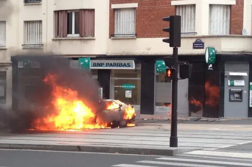 Attaque à la voiture bélier contre une agence BNP à Paris