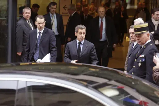 Après sa présence remarquée au concert de Carla Bruni la veille, Nicolas Sarkozy a retrouvé vendredi les couloirs de l'Assemblée nationale, à l'occasion d'un déjeuner en hommage à Jacques Chaban-Delmas.