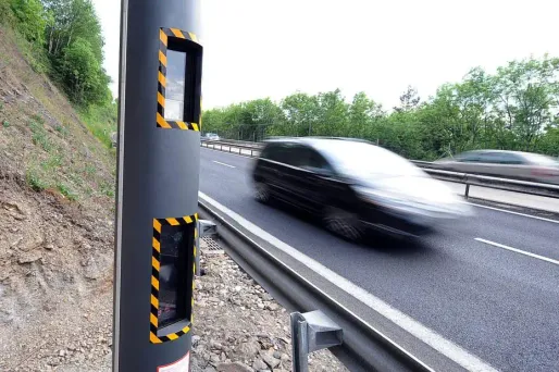 Une directive européenne sur l'échange d'informations en matière d'infractions routières entre en vigueur jeudi mais son application va être difficile.