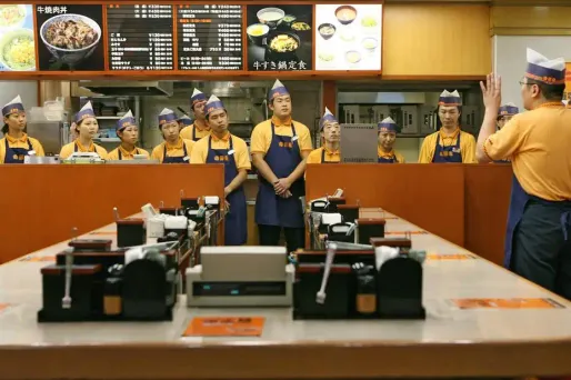 Dans un restaurant de la firme Yoshinoya, au Japon.