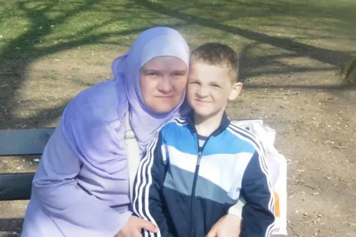 Hajrudin Kamenjas, ici avec sa grand-mère, n'a pas pu rencontrer Zlatan Ibrahimovic à Paris.