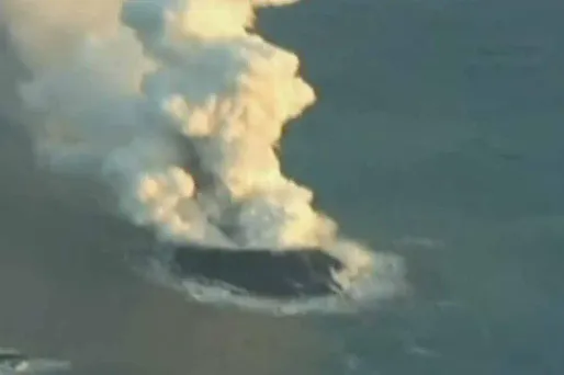 La nouvelle île japonaise grossit à vue d'œil