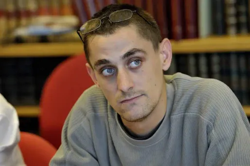 Le père de Fiona réclame la garde de sa sœur