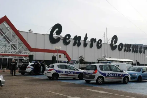 Un handballeur se masturbe sur un parking