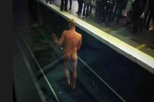 Un homme nu sur les rails du métro parisien