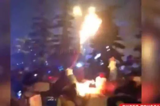 VIDÉO - Nouvel incident avec la flamme olympique