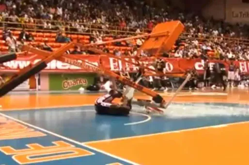 VIDÉO - Un panier s'effondre sur un joueur